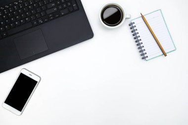Ofis masası, aksesuarlar ve beyaz kahve fincanı. Üst Manzara. İş geçmişi. 