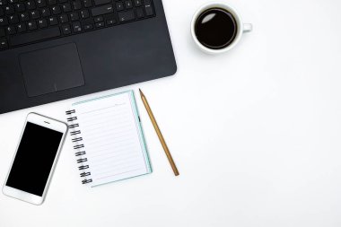 Ofis masası, aksesuarlar ve beyaz kahve fincanı. Üst Manzara. İş geçmişi. 