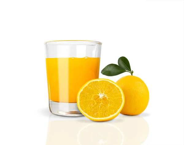 橙汁倒入清澈的玻璃杯中 呈低形状 叶子与白色背景隔离 有快捷方式 — 图库照片
