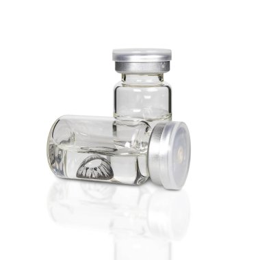 Beyaz arka planda izole edilmiş cam bir şişedeki kontakt lens. kırpma yolları ile.