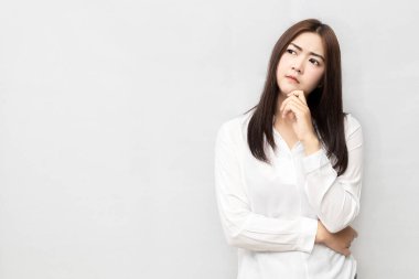 Uzun saçlı Asyalı kadınlar beyaz arka planda soyutlanmış olarak düşünürler..