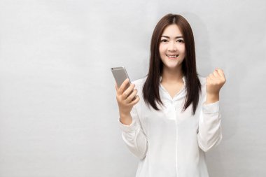 Asyalı kadın başarılı sosyal medya pazarlamacıları ve elinde akıllı bir telefon tutuyor. Haberciler konsepti. beyaz arkaplan.