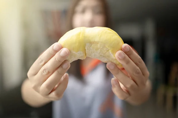 여자가 맛있는 노란색의 두리안 고기를 다루고 두리안은 타이의 의왕이다 — 스톡 사진