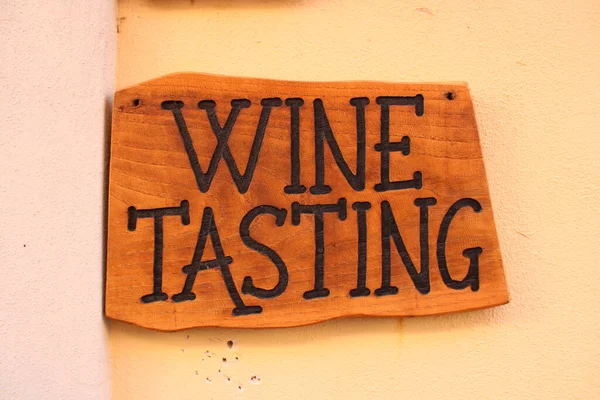 Un letrero al lado de una cata de vino del edificio — Foto de Stock