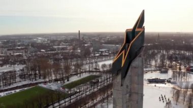 Riga 'nın eski kasabasının kışın havadan görünüşü