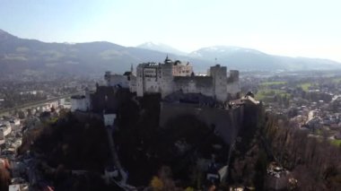 festung hohensalzburg ile Salzburg ufuk çizgisinin havadan görünüşü