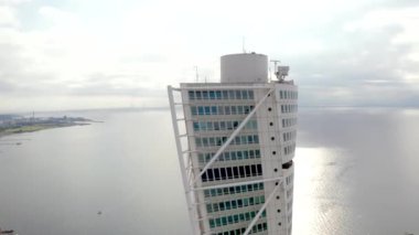 Malmö İsveç 'te gökdeleni olan yeni modern yerleşim alanı üzerinde hava manzarası