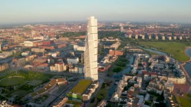 Malmö İsveç 'te gökdeleni olan yeni modern yerleşim alanı üzerinde hava manzarası