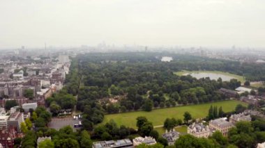 Londra ufuk çizgisinin ortasındaki yeşil parkın güzel hava manzarası