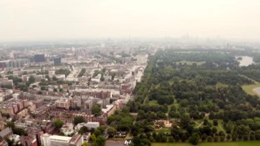 Londra ufuk çizgisinin ortasındaki yeşil parkın güzel hava manzarası