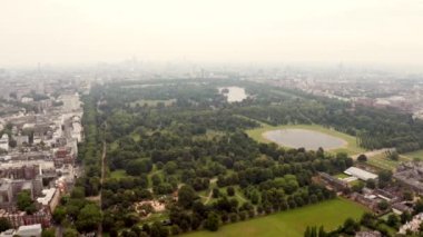 Londra ufuk çizgisinin ortasındaki yeşil parkın güzel hava manzarası