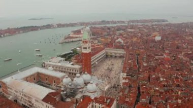 Turuncu çatıların üzerinde St. Marco Meydanı üzerinde uçuyor.