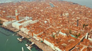 Turuncu çatıların üzerinde St. Marco Meydanı üzerinde uçuyor.