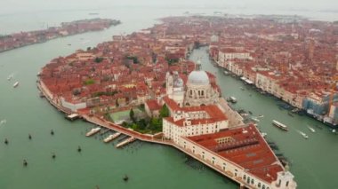 Turuncu çatıların üzerinde St. Marco Meydanı üzerinde uçuyor.
