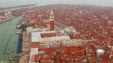 Turuncu çatıların üzerinde St. Marco Meydanı üzerinde uçuyor.
