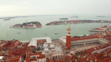 Turuncu çatıların üzerinde St. Marco Meydanı üzerinde uçuyor.