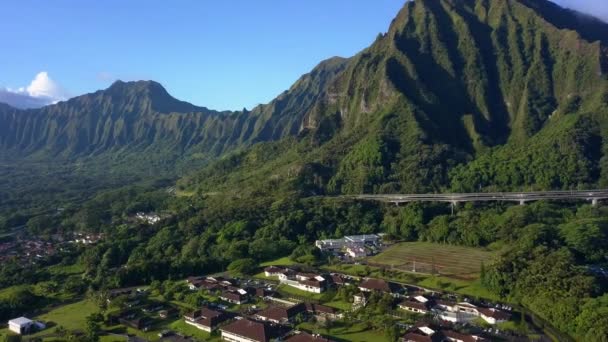 Z lotu ptaka widok gór przez słynne haiku schody hawaje — Wideo stockowe