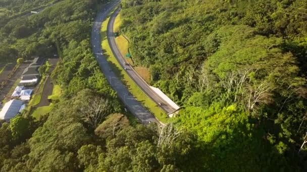 Imágenes aéreas de las montañas por las famosas escaleras haiku hawaii — Vídeo de stock