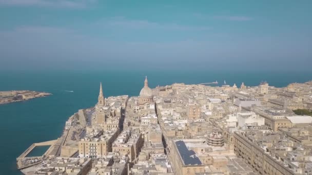 Panoramisch uitzicht vanuit de lucht op de oude hoofdstad Valletta in Malta — Stockvideo