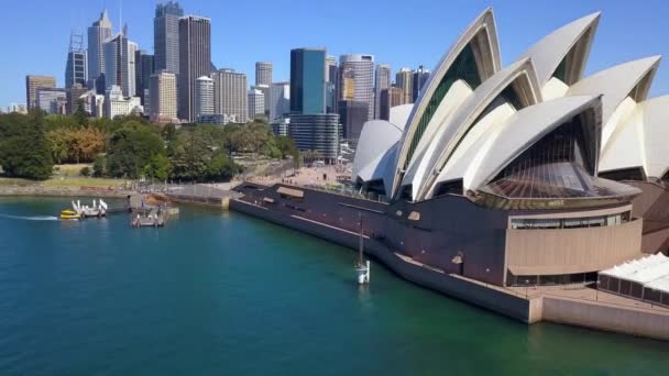 Sydney şehrinin yukarıdan liman köprüsü opera binası görüntüsü. — Stok video