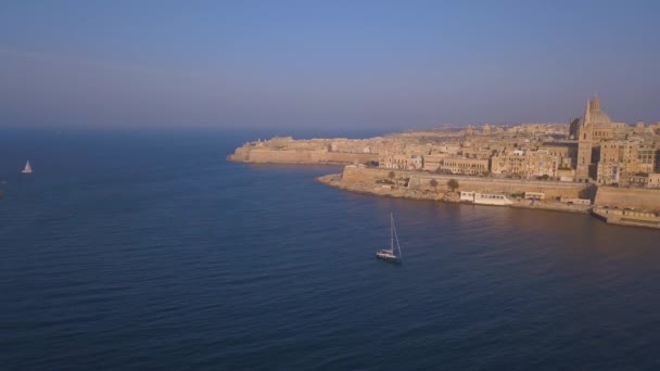 Vista panorámica aérea de la antigua capital de valletta en malta — Vídeos de Stock