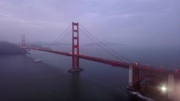 サンフランシスコのゴールデンゲートブリッジの空中パノラマ夜景 — ストック動画