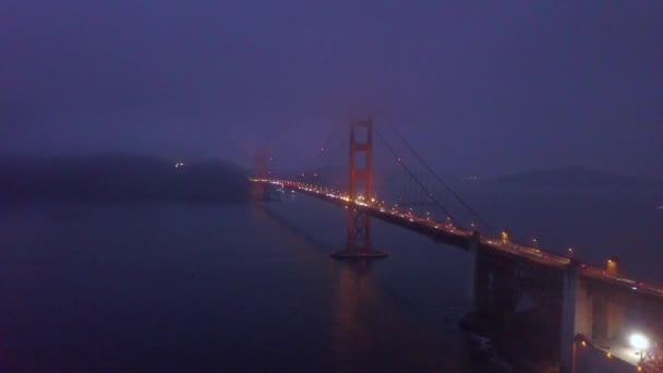 Letecký panoramatický noční pohled na zlatý most v San Franciscu — Stock video