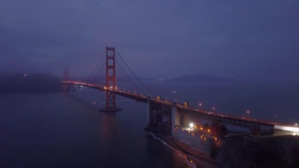 Панорамный ночной вид на мост Золотые Ворота в Сан-Франциско — стоковое видео