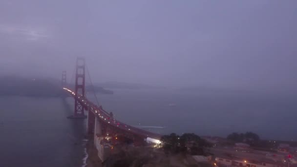 Vista aerea panoramica notturna del ponte del cancello d'oro a san francisco — Video Stock