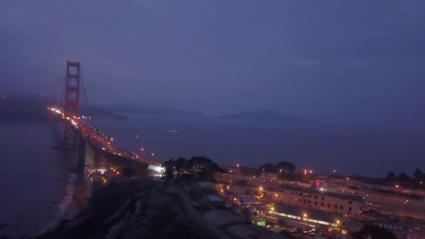 Vista aerea panoramica notturna del ponte del cancello d'oro a san francisco — Video Stock