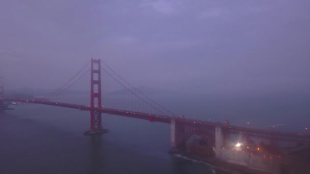 Vue aérienne panoramique de nuit du pont de la porte d'or à San Francisco — Video