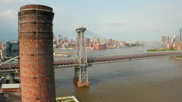 从威廉斯堡大桥的烟囱上俯瞰鸟瞰 — 图库视频影像