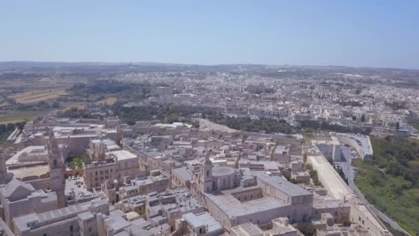 Antenn utsikt över Mdina en befäst tyst stad i Malta — Stockvideo