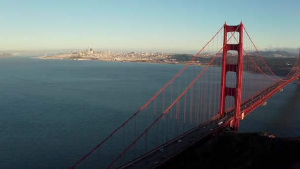 Luchtfoto van de Golden Gate Bridge in San Francisco — Stockvideo