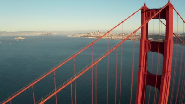 Вид с воздуха на мост Золотые Ворота в Сан-Франциско — стоковое видео