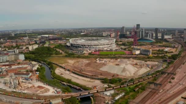 ロンドンのオリンピック競技場の空中からの眺め — ストック動画