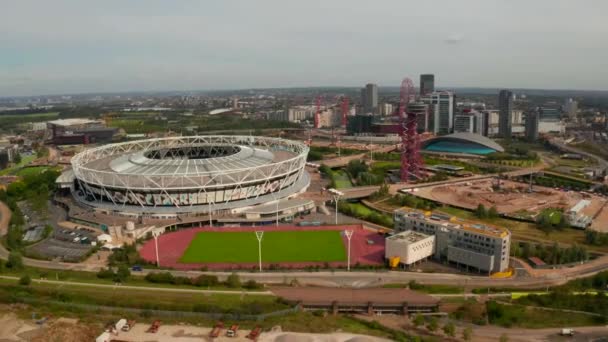Letecký pohled na olympijský stadion v Londýně — Stock video
