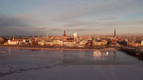 Flygfoto över den gamla staden riga under solnedgången — Stockvideo