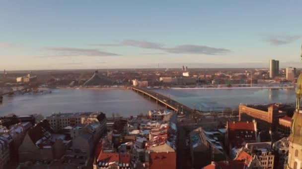 Luftaufnahme der Rigaer Altstadt bei Sonnenuntergang — Stockvideo