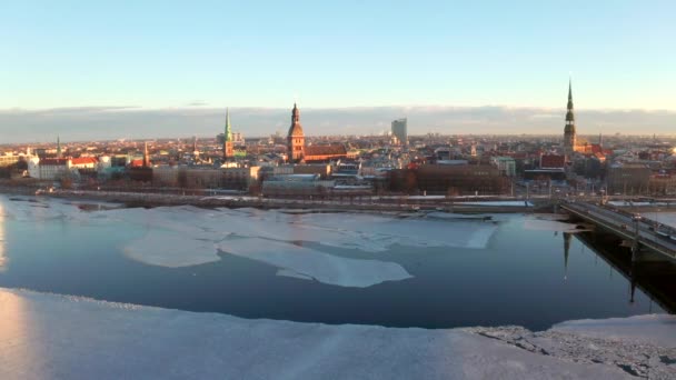Luftaufnahme der Rigaer Altstadt bei Sonnenuntergang — Stockvideo