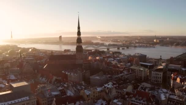 Flygfoto över den gamla staden riga under solnedgången — Stockvideo