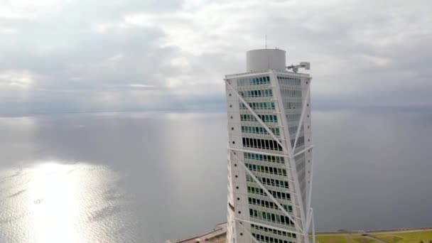 Pandangan udara atas baru modern daerah perumahan dengan pencakar langit di malmo sweden — Stok Video