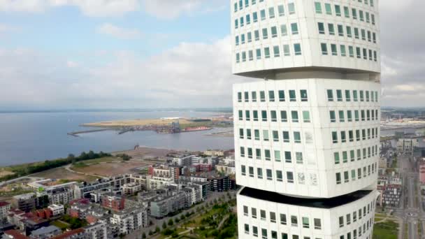 Vanuit de lucht uitzicht over nieuwe moderne woonwijk met de wolkenkrabber in Malmö Zweden — Stockvideo