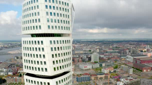 Vista aerea sulla nuova moderna zona residenziale con il grattacielo in malmo svedese — Video Stock