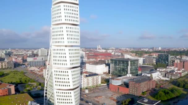 Вид на повітря над новою сучасною житловою зоною з хмарочосом у мальме — стокове відео
