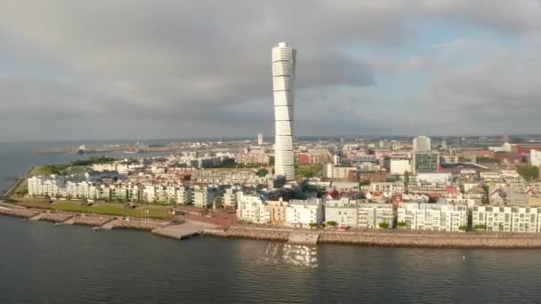 Luftaufnahme über das neue moderne Wohngebiet mit dem Wolkenkratzer in Malmö Schweden — Stockvideo