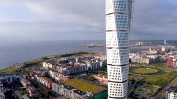 Luftaufnahme über das neue moderne Wohngebiet mit dem Wolkenkratzer in Malmö Schweden — Stockvideo