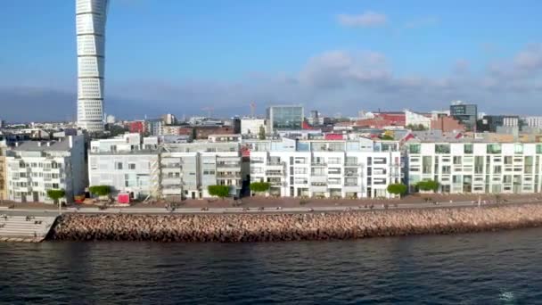 Luftaufnahme über das neue moderne Wohngebiet mit dem Wolkenkratzer in Malmö Schweden — Stockvideo