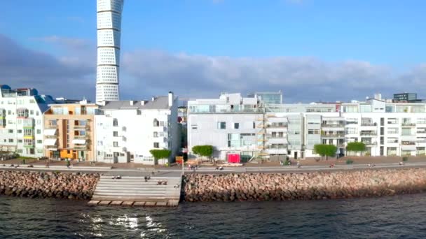Luftaufnahme über das neue moderne Wohngebiet mit dem Wolkenkratzer in Malmö Schweden — Stockvideo