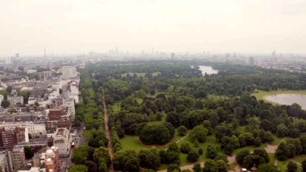 Vacker antenn utsikt över London skyline med grön park i mitten — Stockvideo
